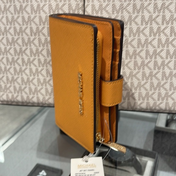 MICHAEL KORS
Medium Crossgrain Leather Wallet
Cider
NWT - Picture 14 of 16